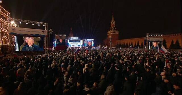 俄媒：普京出席庆祝克里米亚“入俄”十周年音乐会，与现场民众齐唱国歌