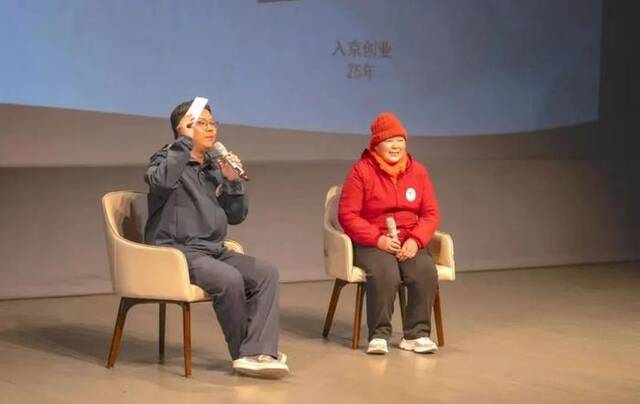 “鹅腿阿姨”在论坛现场。来源：北京大学微信公众号