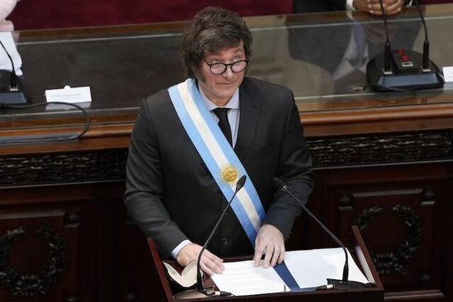 3月1日，阿根廷总统米莱在议会上发表讲话。图源：人民视觉