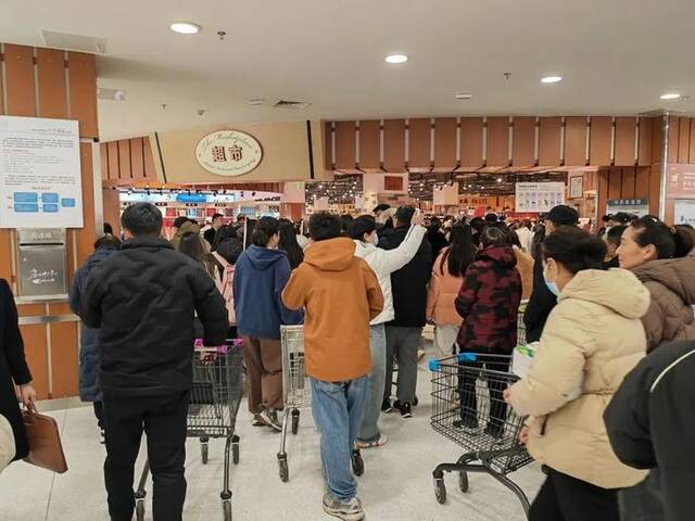 胖东来时代广场店刚刚开门时蜂拥而入的顾客（3月6日摄）。本组图片均由新华每日电讯记者刘振坤摄