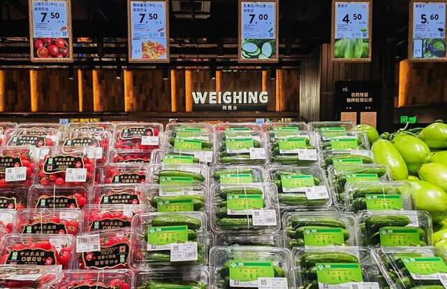 胖东来天使城店的超市内销售的蔬菜。