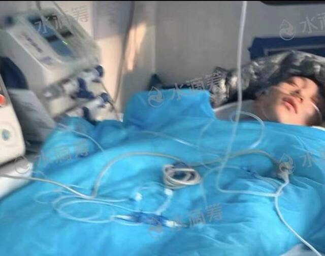 ▲刘俊钺在医院接受治疗图据水滴筹