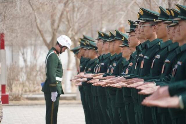 军容风纪检查。孙万智摄中国网发