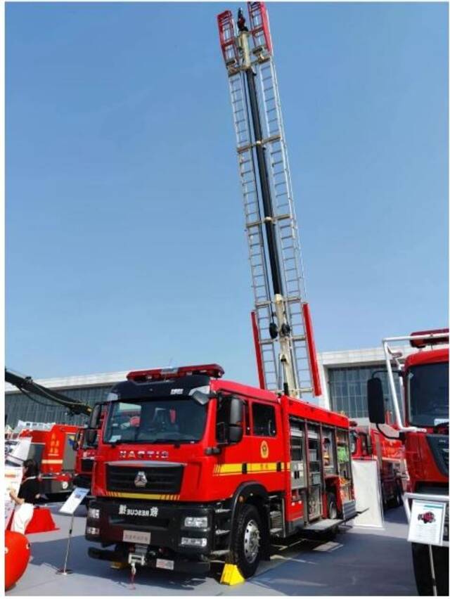 在第二十届中国国际消防设备技术交流展览会上展示的多功能云梯（多功能）主战消防车