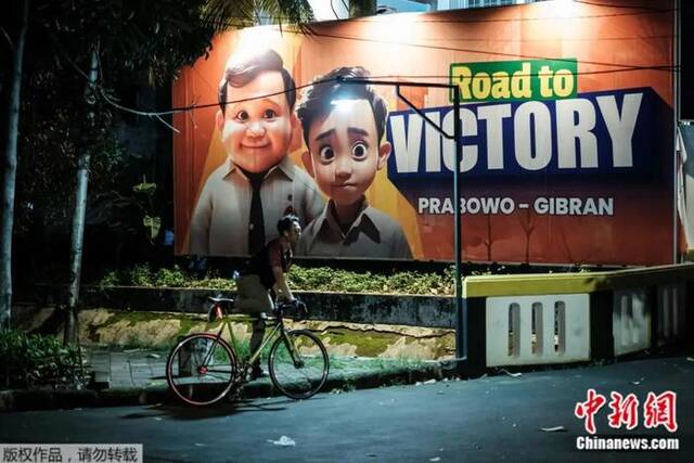 当地时间3月18日，印尼雅加达一幅广告牌展示了普拉博沃（左）与其竞选搭档总统佐科之子吉布兰（右）的卡通形象。