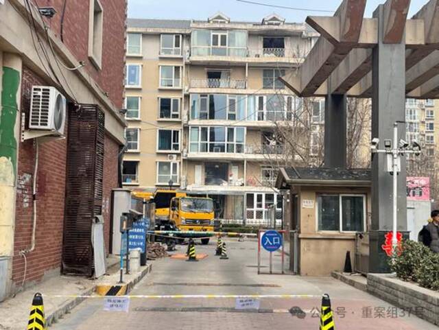 爆炸点附近的北欧小镇，住宅楼部分玻璃被震碎。3月16日，部分住户靠塑料布临时挡风。新京报记者左琳摄