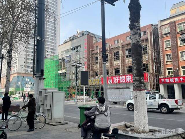 3月16日，爆燃事故发生地附近仍未通行。新京报记者左琳摄