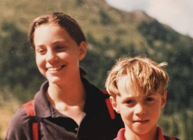 ↑凯特的弟弟詹姆斯分享了自己与姐姐小时候的照片，并表达支持