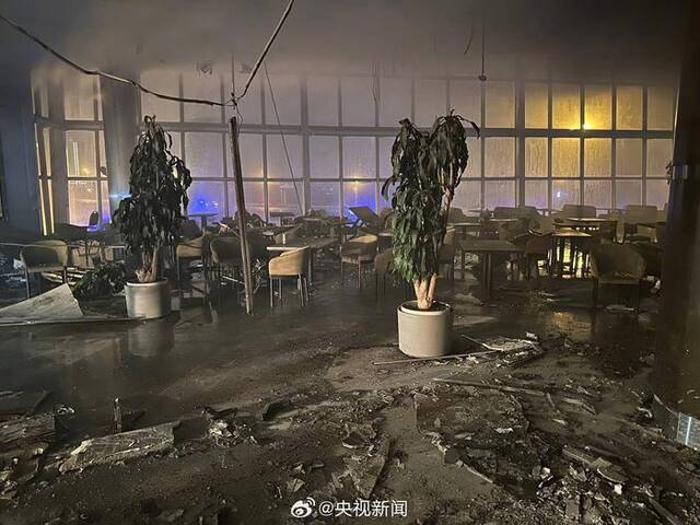 俄遭恐袭音乐厅内部已成废墟：浓烟弥漫，观众大厅屋顶已坍塌