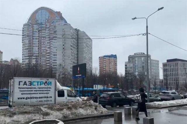 莫斯科街头打出悼念遇难民众的蜡烛图案（受访者供图）