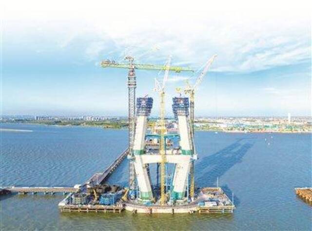 “钢—混”混合结构空间钻石型主塔施工作业。图为常泰长江大桥建设指挥部提供