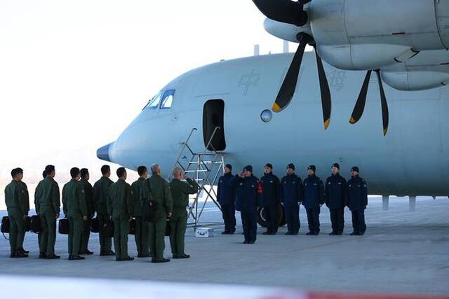 组图丨北部战区海军航空兵某部组织跨昼夜飞行训练