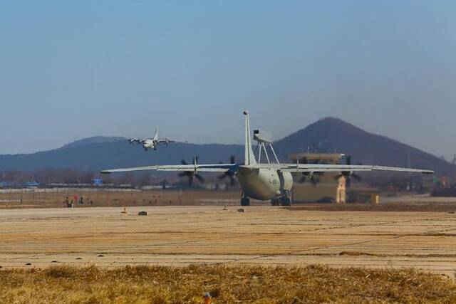 组图丨北部战区海军航空兵某部组织跨昼夜飞行训练