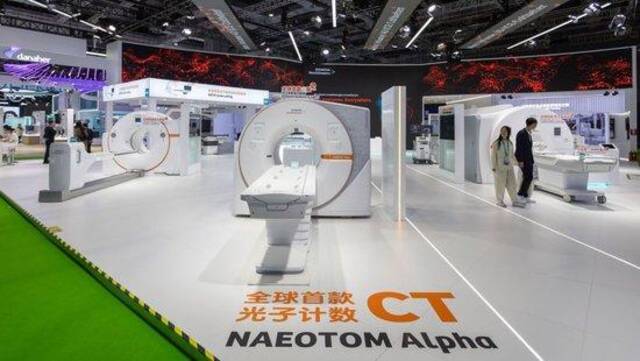 2023年11月8日在第六届中国国际进口博览会医疗器械及医药保健展区拍摄的西门子展位。新华社记者王翔摄
