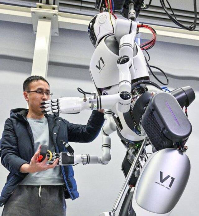 2024年1月31日，中国科学院自动化研究所人形机器人攻关团队科研人员在多模态人工智能系统全国重点实验室调试机器人。新华社记者陈晔华摄