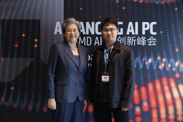 AMD董事会主席及首席执行官LisaSu博士（左）