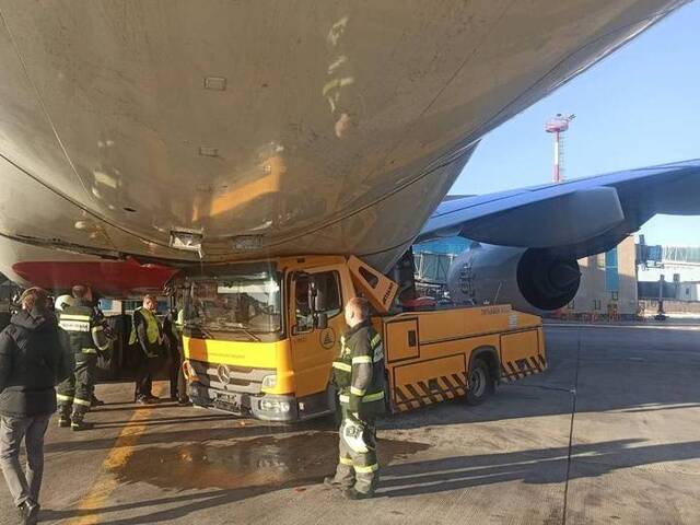 莫斯科多莫杰多沃机场一飞机与运水罐车发生碰撞 机上无乘客伤亡