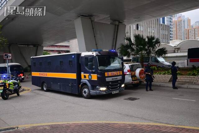 3月27日，黎智英及李宇轩乘坐的囚车先后抵达法庭图自《星岛日报》