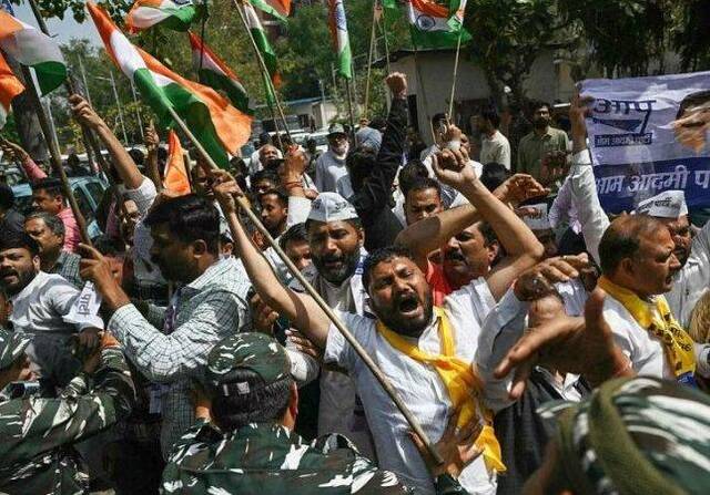 3月26日，德里首席部长凯吉里瓦尔的支持者在莫迪位于新德里的官邸外示威抗议/法新社