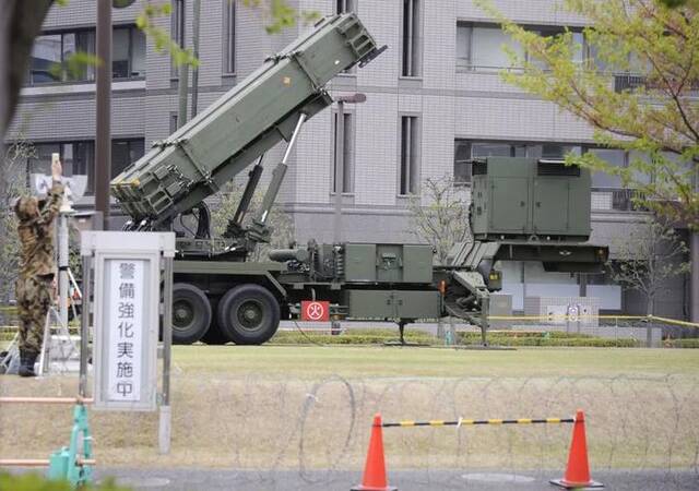 2013年4月9日，在日本东京的防卫省总部，“爱国者3型”导弹发射装置停放在院内。新华社发（关贤一郎摄）