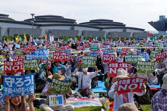 2023年5月3日，民众在日本东京有明防灾公园的广场上举行守护宪法集会。新华社记者张笑宇摄