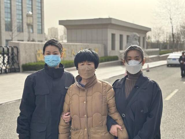 3月28日，山东海阳，庭审结束后，李家姐妹和母亲从法院走出来。新京报记者汪畅摄