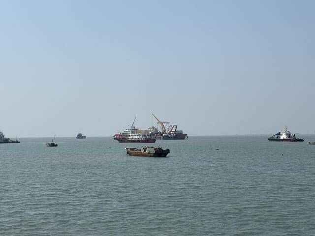 3月26日，山东海阳，一些渔船在海上作业。新京报记者汪畅摄