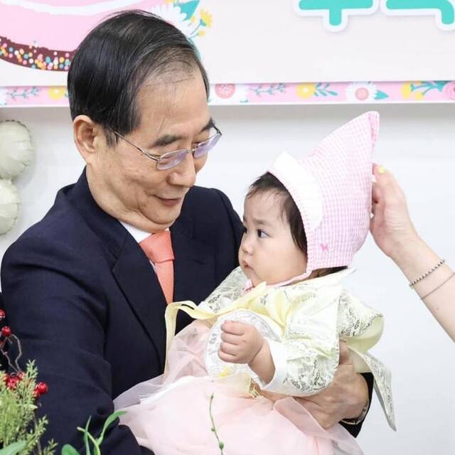 韩国一地区三年来首迎新生儿，韩总理参加周岁宴，称“是整个韩国的喜事儿”