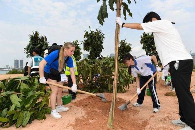 3月25日，美国华盛顿州中学生代表团和深圳南山外国语学校（集团）高级中学的学生们一起在深圳前海湾种下友谊林。