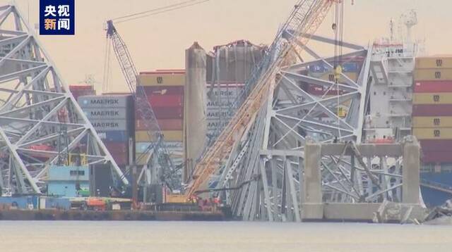 巴尔的摩撞桥事故清理工作持续 工作人员对部分桥体进行切割拆除