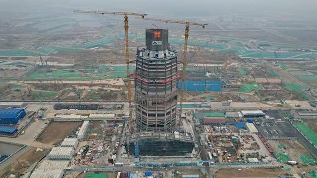 △2024年3月27日，中国中化大厦主体结构封顶。历经两年建设，这座采用白洋淀“金芦苇”设计理念的大楼初露真容。