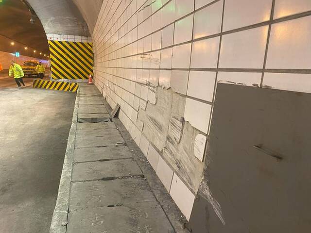 西家塔隧道中段，被撞墙壁有明显剐蹭痕迹。澎湃新闻记者陈灿杰图