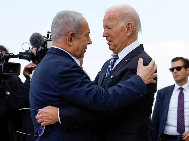 资料图片：2023年10月18日，以色列总理内塔尼亚胡在特拉维夫迎接美国总统拜登到访。（路透社）