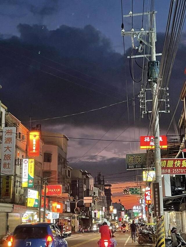 台湾强震前网上现“天空异象”照片，被指是“地震前兆”，台媒气象主播解释