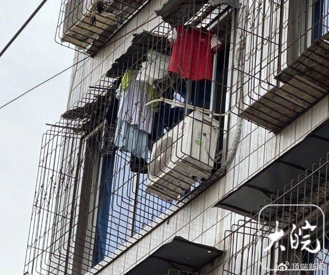 受害人小黄的住处窗外仍挂着孩子的衣服