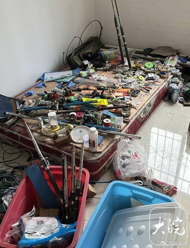 嫌疑人家中一房间堆满钓鱼工具