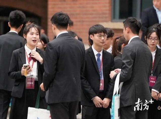 马英九率台湾青年到访中山大学 两处参观点“有讲究”