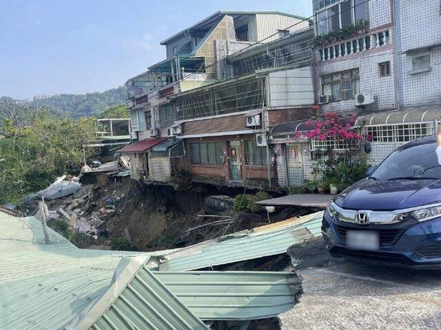 台媒：强震致新北一马路整体塌方，住户门口没路可走，“相当惊险”