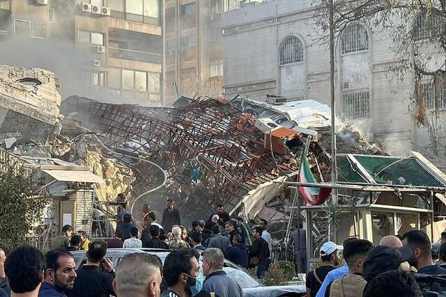 △4月1日，叙利亚首都大马士革，紧急救援人员和安全人员聚集在伊朗大使馆附近一建筑遭袭的现场。