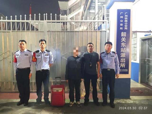 男子醉酒霸占他人铺位，还辱骂咬伤乘警，铁路警方通报