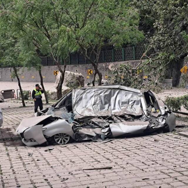 苏花公路汇德隧道停车场内汽车遭落石压扁，警消到场后发现车内1人死亡。图片来源：台湾“中央社”警方提供