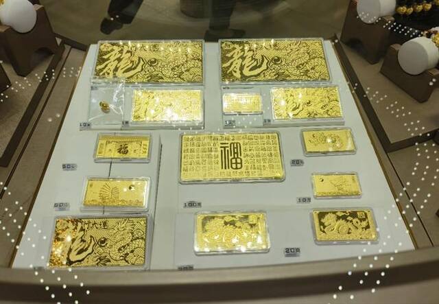 六福珠宝的金条、金钞展示柜