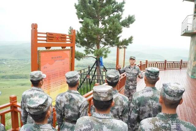 2021年8月9日，陆军某旅三角山边防连官兵在“相思树”下学习李相恩的英雄事迹。新华社发（孙路摄）