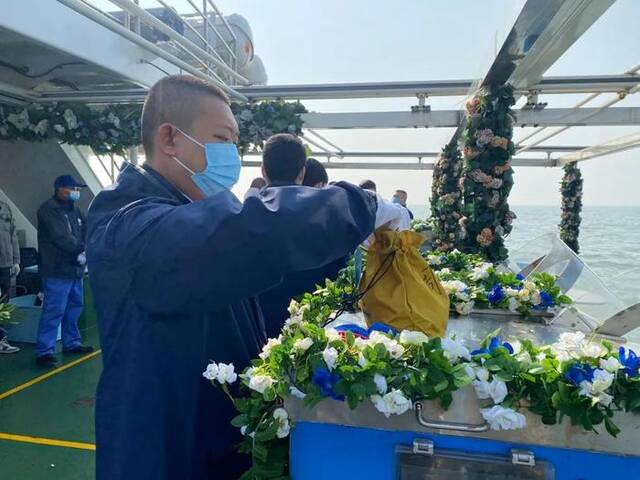 2024年清明节前夕，工作人员正在进行海葬准备工作。新华社记者尹思源摄