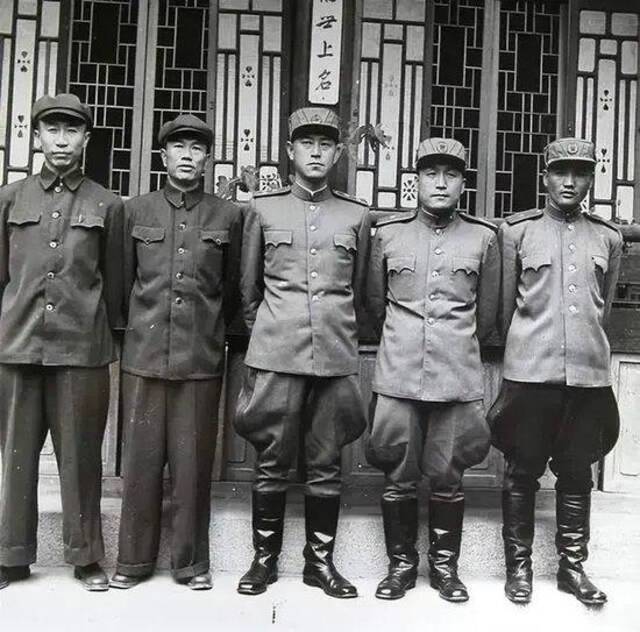 △参加开城谈判的朝中方面代表（左起）：中国人民志愿军参谋长解方、副司令员邓华，朝鲜人民军总参谋长南日大将等