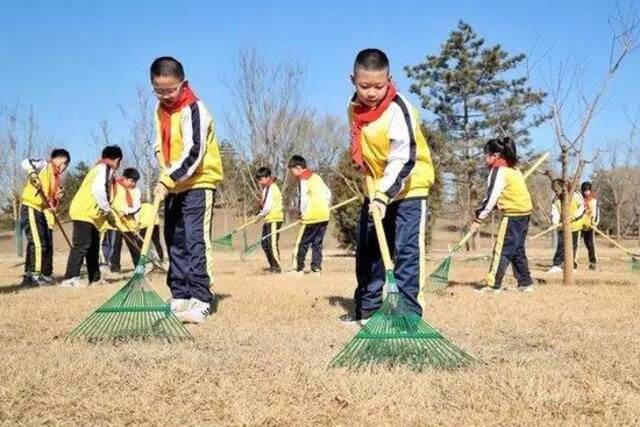 △2024年3月12日，北京城市绿心森林公园，参加植树节主题活动的学生们学习义务植树知识，并进行现场抚育管护。