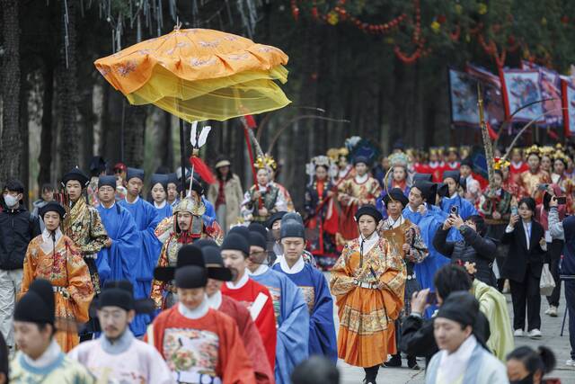 皇家仪仗沿神路巡游，吸引了不少游客观看。新京报记者王子诚摄