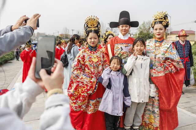 活动开始前，小朋友与身着明朝服饰的演员合影。新京报记者王子诚摄
