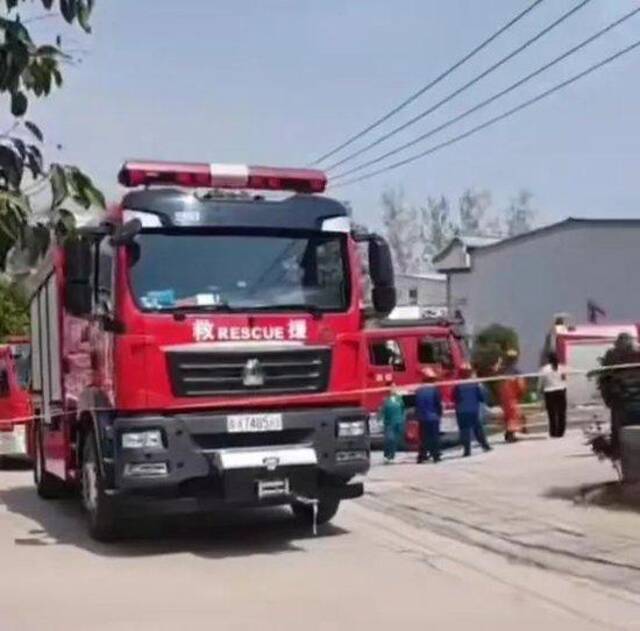 河南洛阳大货车与小车相撞后冲进路边民房起火，当地多方救援！应急管理局：3人身亡