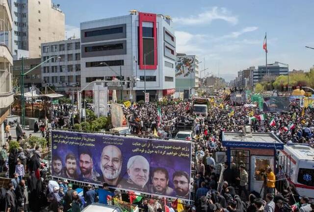 4月5日，德黑兰举行葬礼，悼念1日在以色列空袭叙利亚期间丧生的七名伊朗军事指挥官/《纽约时报》